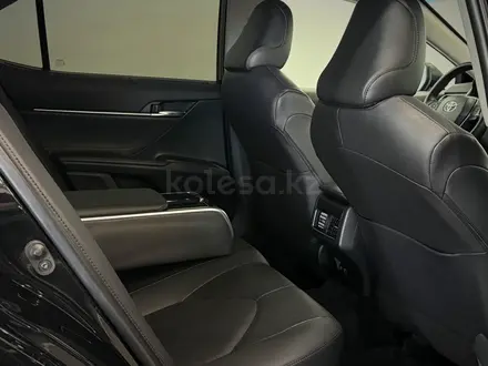 Toyota Camry Luxe 2021 года за 15 900 000 тг. в Астана – фото 7