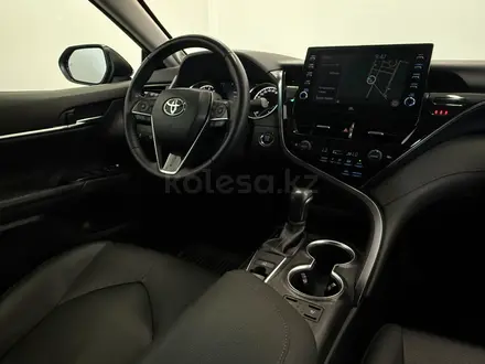 Toyota Camry Luxe 2021 года за 15 900 000 тг. в Астана – фото 13