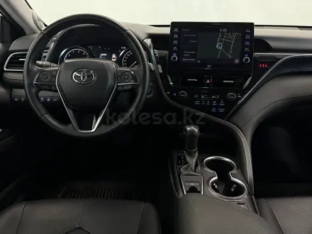 Toyota Camry Luxe 2021 года за 15 900 000 тг. в Астана – фото 9