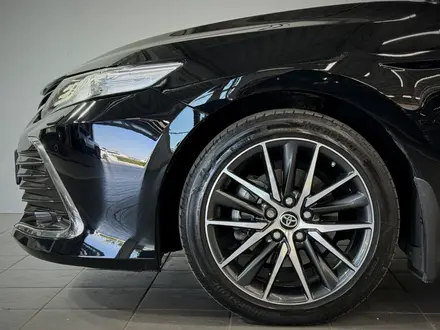 Toyota Camry Luxe 2021 года за 15 900 000 тг. в Астана – фото 17