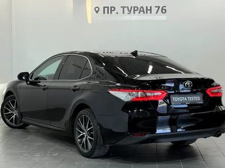 Toyota Camry Luxe 2021 года за 15 900 000 тг. в Астана – фото 2