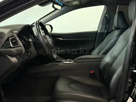 Toyota Camry Luxe 2021 года за 15 900 000 тг. в Астана – фото 12