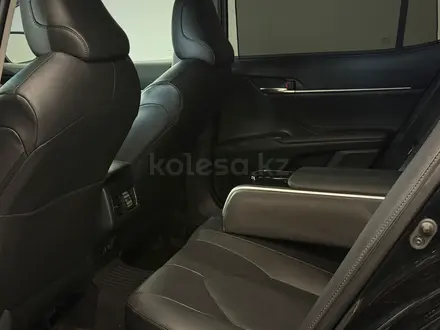 Toyota Camry Luxe 2021 года за 15 900 000 тг. в Астана – фото 11