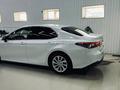 Toyota Camry 2023 года за 18 500 000 тг. в Уральск – фото 3