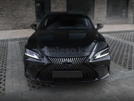 Lexus ES 250 2019 года за 23 500 000 тг. в Алматы