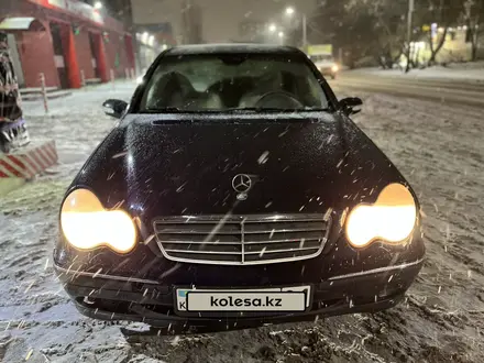 Mercedes-Benz C 180 2004 года за 3 700 000 тг. в Астана