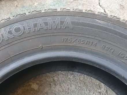 Б/У Yokohama iceGuard Studless iG50 175/65 R14 — 2 шт за 16 000 тг. в Алматы – фото 2