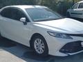 Toyota Camry 2020 года за 12 500 000 тг. в Атырау