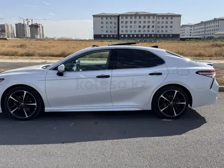 Toyota Camry 2018 года за 11 100 000 тг. в Шымкент – фото 2