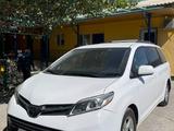 Toyota Sienna 2017 годаfor13 500 000 тг. в Актау