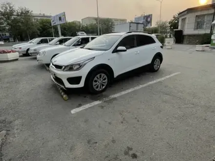 Kia Rio X-Line 2018 года за 7 500 000 тг. в Семей – фото 2