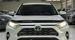 Toyota RAV4 2022 года за 16 400 000 тг. в Шымкент – фото 2