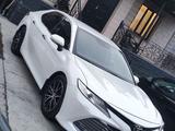 Toyota Camry 2019 года за 14 200 000 тг. в Алматы – фото 2