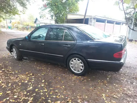 Mercedes-Benz E 230 1998 года за 1 950 000 тг. в Шу – фото 4