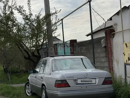 Mercedes-Benz E 220 1993 годаүшін3 340 000 тг. в Туркестан – фото 2