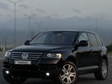 Volkswagen Touareg 2006 года за 4 499 999 тг. в Алматы – фото 2