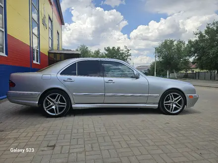 Mercedes-Benz E 320 2001 года за 4 600 000 тг. в Актобе – фото 2