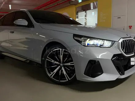 BMW 530 2024 года за 39 800 000 тг. в Алматы – фото 14