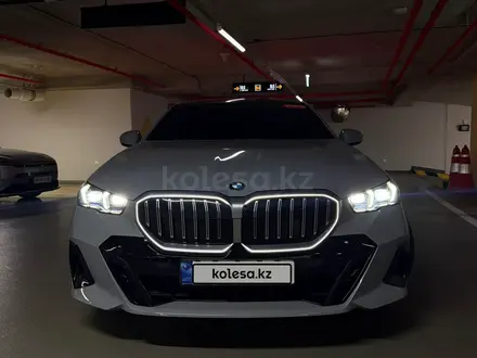BMW 530 2024 года за 39 800 000 тг. в Алматы – фото 16