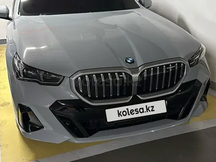 BMW 530 2024 года за 39 800 000 тг. в Алматы – фото 17