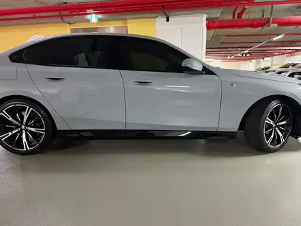 BMW 530 2024 года за 39 800 000 тг. в Алматы – фото 18