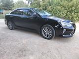Toyota Camry 2017 года за 12 500 000 тг. в Уральск – фото 2