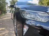 Toyota Camry 2017 года за 12 500 000 тг. в Уральск – фото 3