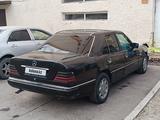 Mercedes-Benz E 220 1993 года за 1 400 000 тг. в Тараз – фото 4