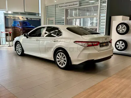 Toyota Camry 2021 года за 13 790 000 тг. в Актобе – фото 2