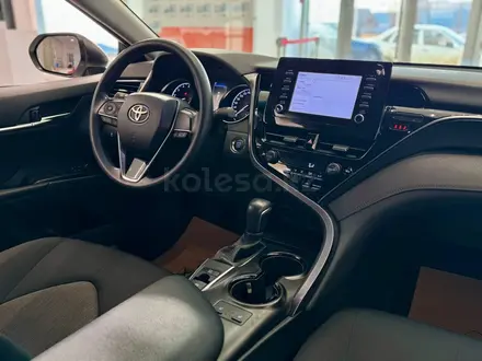 Toyota Camry 2021 года за 13 790 000 тг. в Актобе – фото 8