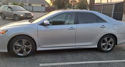 Toyota Camry 2014 года за 6 000 000 тг. в Актобе – фото 2