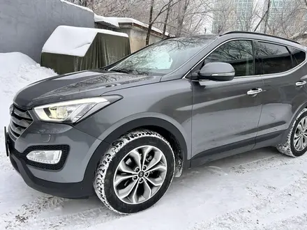 Hyundai Santa Fe 2015 года за 10 000 000 тг. в Астана – фото 2