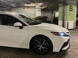 Toyota Camry 2021 года за 14 200 000 тг. в Алматы – фото 4