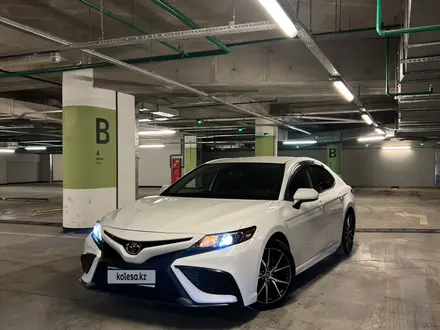 Toyota Camry 2021 года за 13 800 000 тг. в Алматы