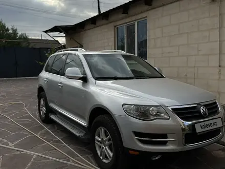Volkswagen Touareg 2008 года за 6 000 000 тг. в Алматы – фото 2