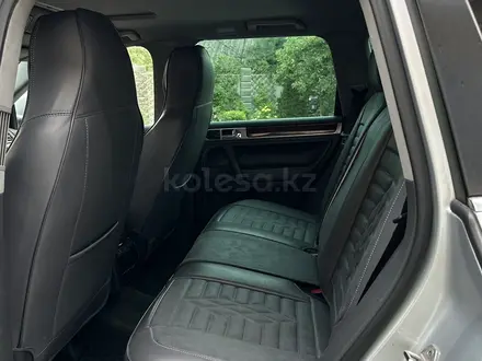 Volkswagen Touareg 2008 года за 7 500 000 тг. в Алматы – фото 14