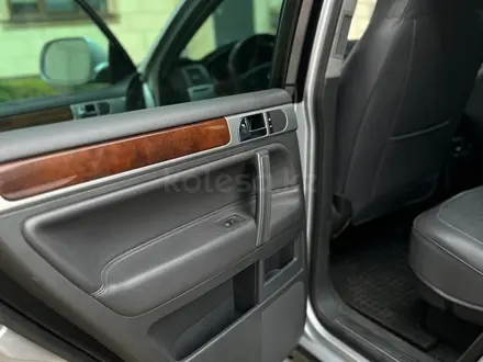 Volkswagen Touareg 2008 года за 6 000 000 тг. в Алматы – фото 16