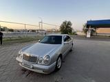 Mercedes-Benz E 320 1997 годаfor2 900 000 тг. в Байконыр – фото 2