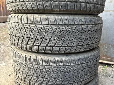 225/65/17 Bridgestone. Комплект шин зима за 45 000 тг. в Алматы