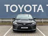 Toyota Camry 2021 года за 16 890 000 тг. в Алматы – фото 2