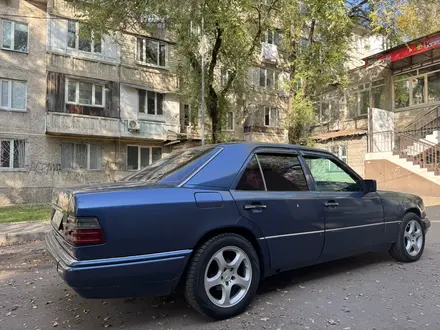 Mercedes-Benz E 220 1993 года за 2 200 000 тг. в Алматы – фото 2