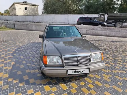 Mercedes-Benz E 220 1993 годаүшін2 900 000 тг. в Тараз