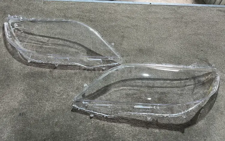 Toyota Sienna 2015 год стекло на фару за 30 000 тг. в Алматы