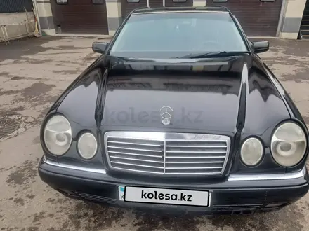 Mercedes-Benz E 320 1999 года за 2 850 000 тг. в Алматы – фото 2