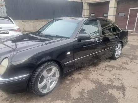 Mercedes-Benz E 320 1999 года за 2 850 000 тг. в Алматы – фото 3