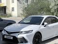 Toyota Camry 2023 года за 15 250 000 тг. в Актау – фото 2