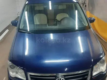 Volkswagen Touran 2009 года за 4 600 000 тг. в Астана – фото 2