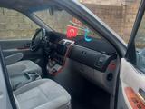Kia Carnival 2005 года за 3 200 000 тг. в Шымкент – фото 2