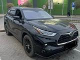 Toyota Highlander 2023 года за 20 000 000 тг. в Актау