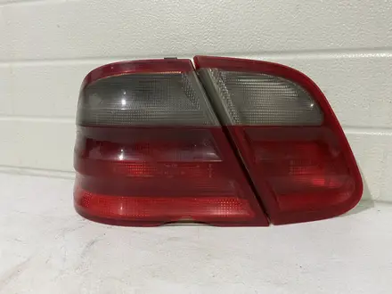 Задние фонари Mercedes clk w208 за 20 000 тг. в Алматы – фото 3